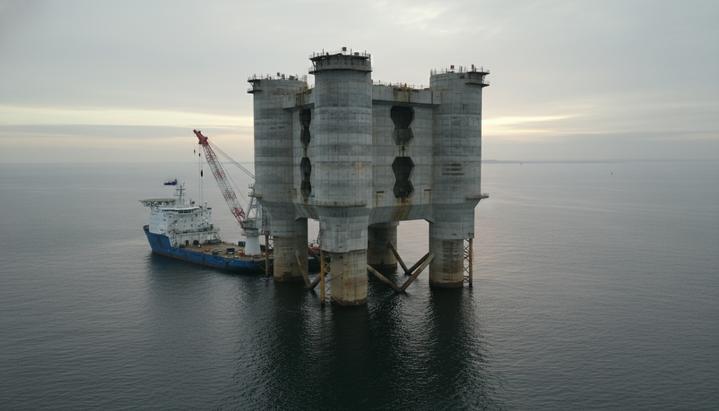 Проект BetongVIND: бетонные основания для морских ВЭС нового поколения Бетонное гравитационное основание для морской ветротурбины на этапе установки в Северном море.