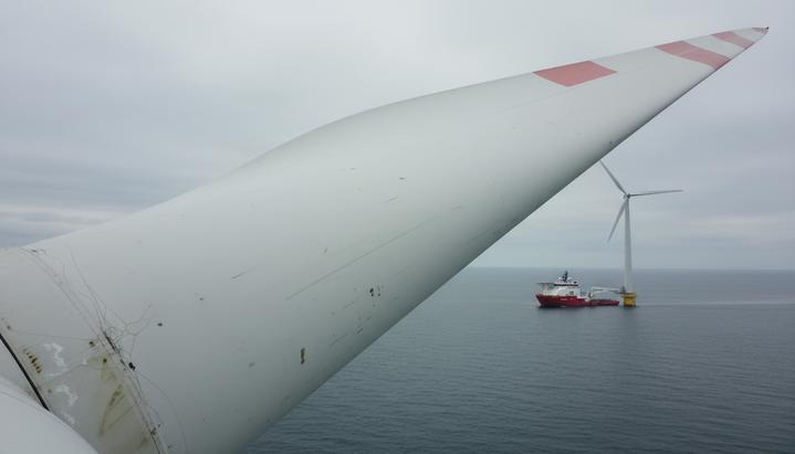 Vattenfall ищет подрядчика для ремонта лопастей на трех морских ВЭС Крупный план лопасти морской ветряной турбины в Северном море. На заднем плане у другой турбины находится сервисное судно.