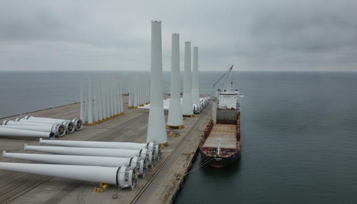 В порт Мукран начали доставлять турбины для морской ВЭС Windanker